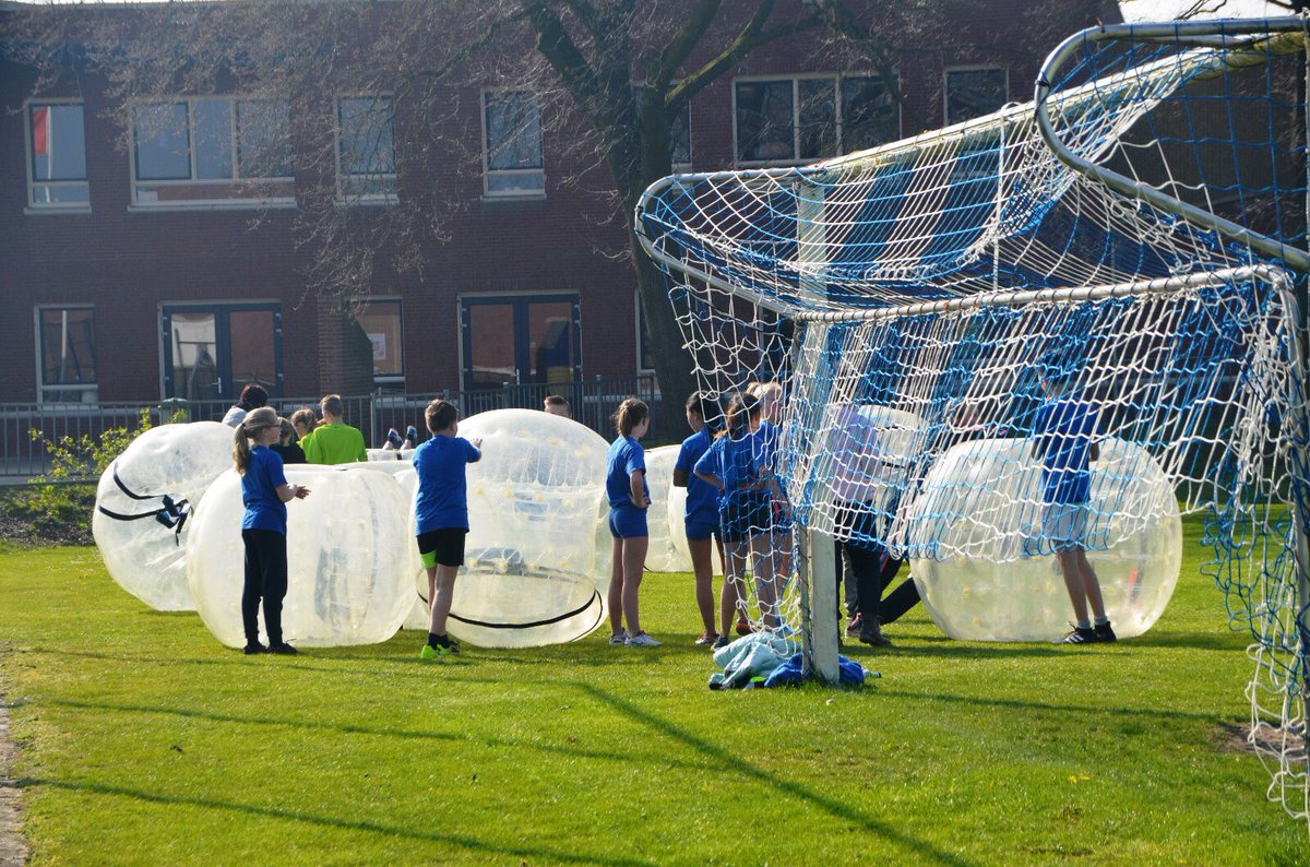 raymondwegdam's tweet photo. Het seizoen voor https://t.co/a7FDFWGWZi is weer gestart! #Koningsspelen #Hengevelde #Bentelo met #speedsoccer en #bubbelbal https://t.co/HyGI6Uo0dq