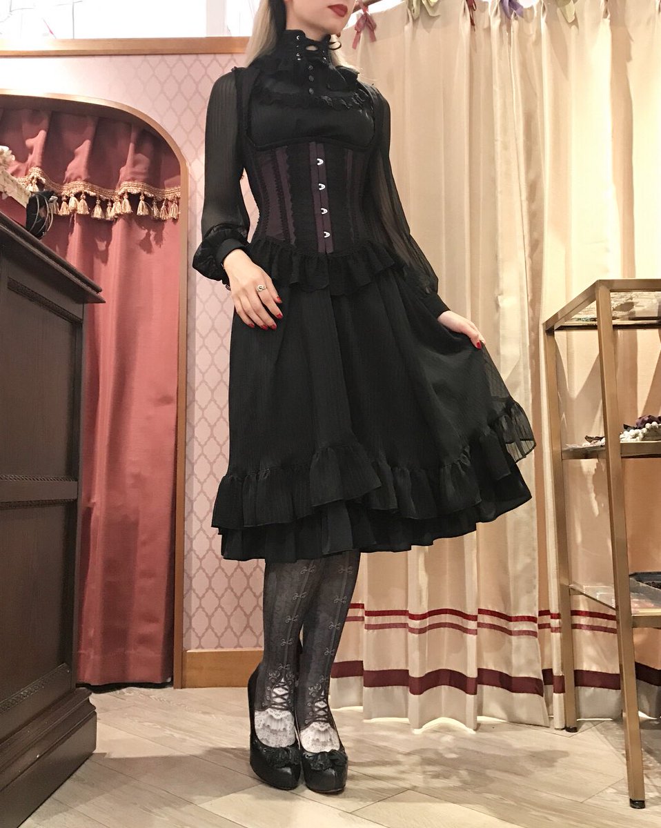 アビエタージュ ラフォーレ原宿店 コーディネート紹介 ブラック パープルの色合いでエレガントな印象に レースとフリルたっぷりのコーデです ヴィンテージワンピース ブラック Noircollection チロルコルセット ネックコルセット パープル