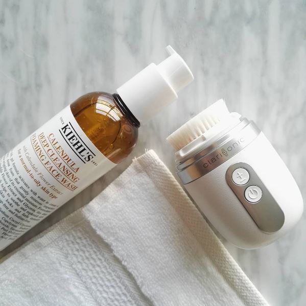 Happy Friday! Freshed faced for the weekend! What do you pair your Clarisonic with?🚿