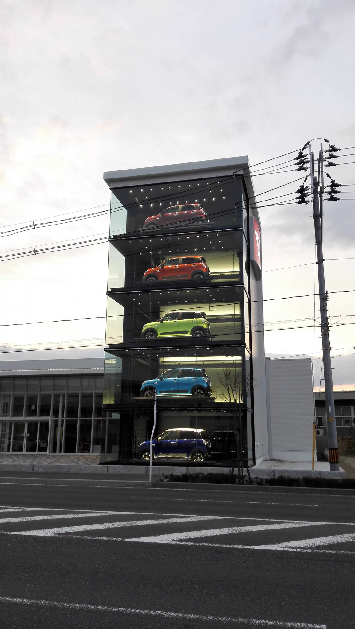 おもちゃみたいｗｗ車屋さんのディスプレイが素敵すぎるｗｗｗ