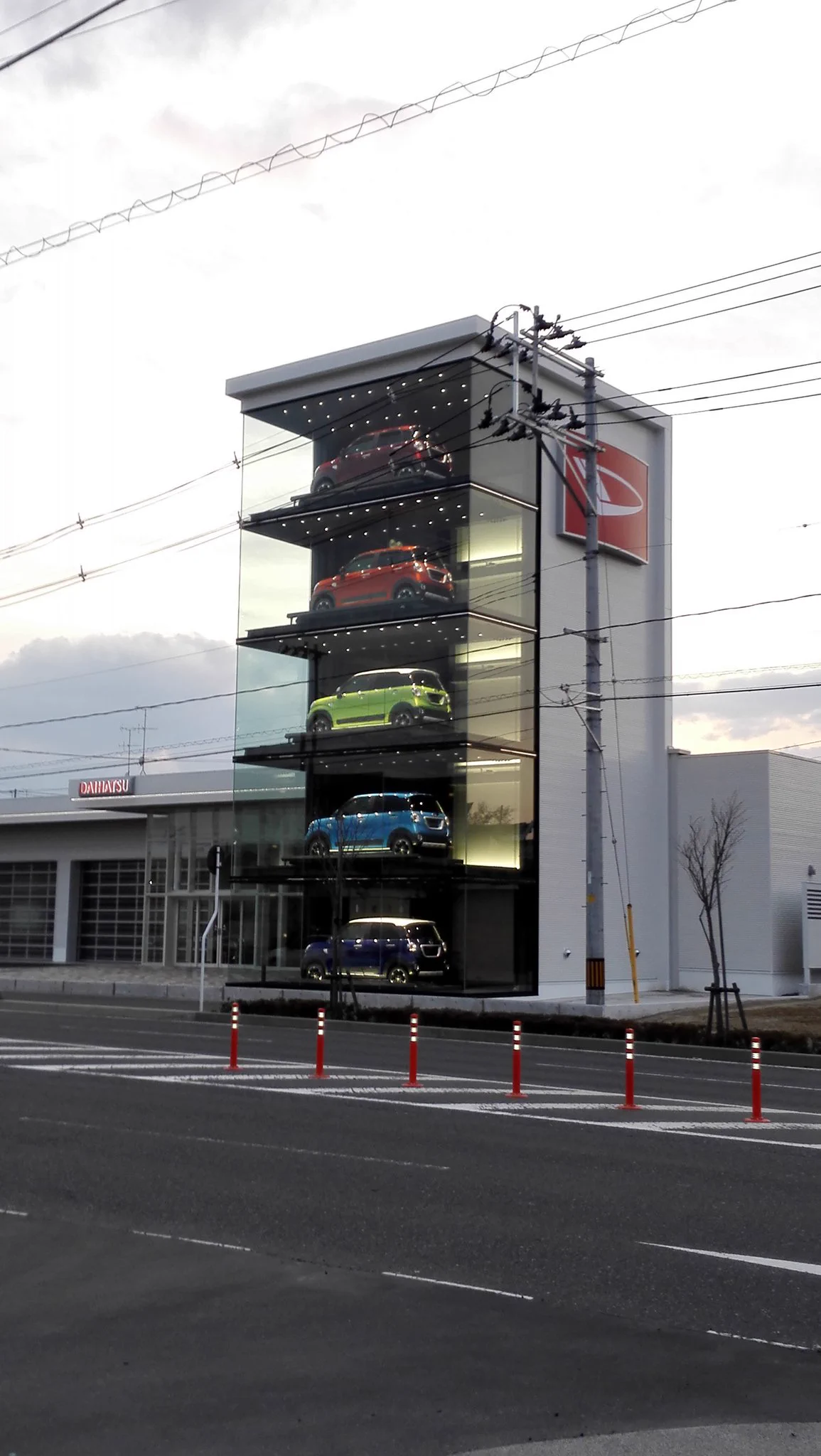 おもちゃみたいｗｗ車屋さんのディスプレイが素敵すぎるｗｗｗ