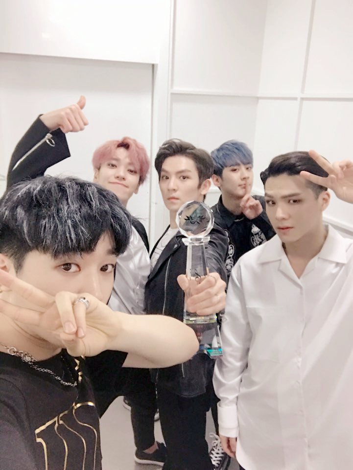 TEEN_TOP's tweet photo. [#틴탑] 엔젤! 고마워요 재밌어? 활동 너무 재밌다! #엔젤_우리만_믿어 https://t.co/BVAtaVmzpo
