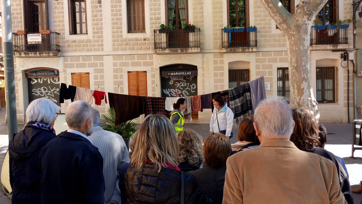 PindolesFest's tweet photo. A AFA Les Corts amb #GiraPindoles. Ara mateix hi actua #Refugis https://t.co/FcrgH3xmG6