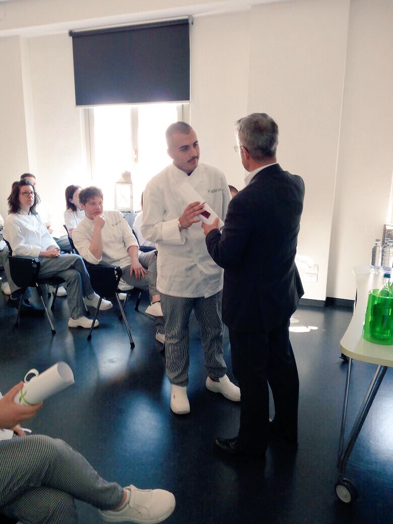 congustoinst's tweet photo. Oggi si consegnano i diplomi ai nostri corsisti #congustomilano #campuscongusto #cuoco #pasticcere https://t.co/m1bHGpwrDw