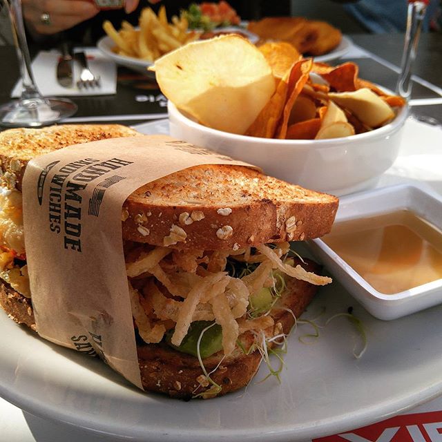 Virginiia_93's tweet photo. @VIPS en nueva carta incluye nuevos platos #saludables y ricos como el "Sándwich California"
¿Empezamos la operación bikini #foodies? 👙🍎 https://t.co/hj1Eo3YxPr