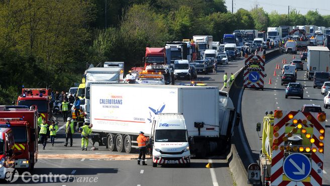 larep_fr's tweet photo. L'#A10 coupée au nord d'#Orléans (sens Orléans-Paris) à la suite d'un #accident de poids lourd https://t.co/n4yomJH445 #faitdivers https://t.co/FqvWz8VldA