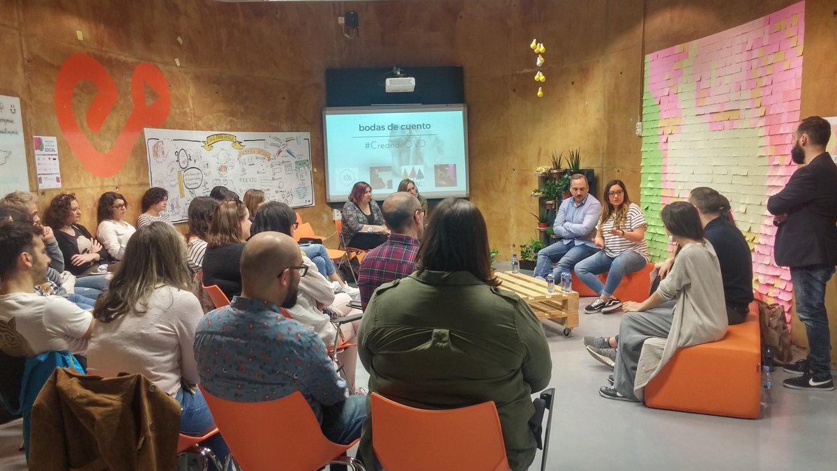 OviedoEmprende's tweet photo. Celebramos el #DíadelaCreatividad #CreandOVD con @bodasdecuento @naranjaschinas @historiasembotelladas y #MSVisualStudio en @TaludEria https://t.co/BsL2GhwSQw