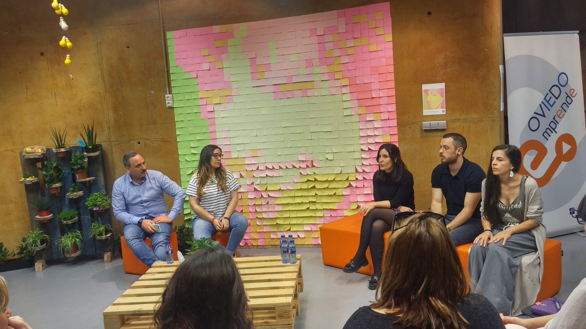 OviedoEmprende's tweet photo. Celebramos el #DíadelaCreatividad #CreandOVD con @bodasdecuento @naranjaschinas @historiasembotelladas y #MSVisualStudio en @TaludEria https://t.co/BsL2GhwSQw