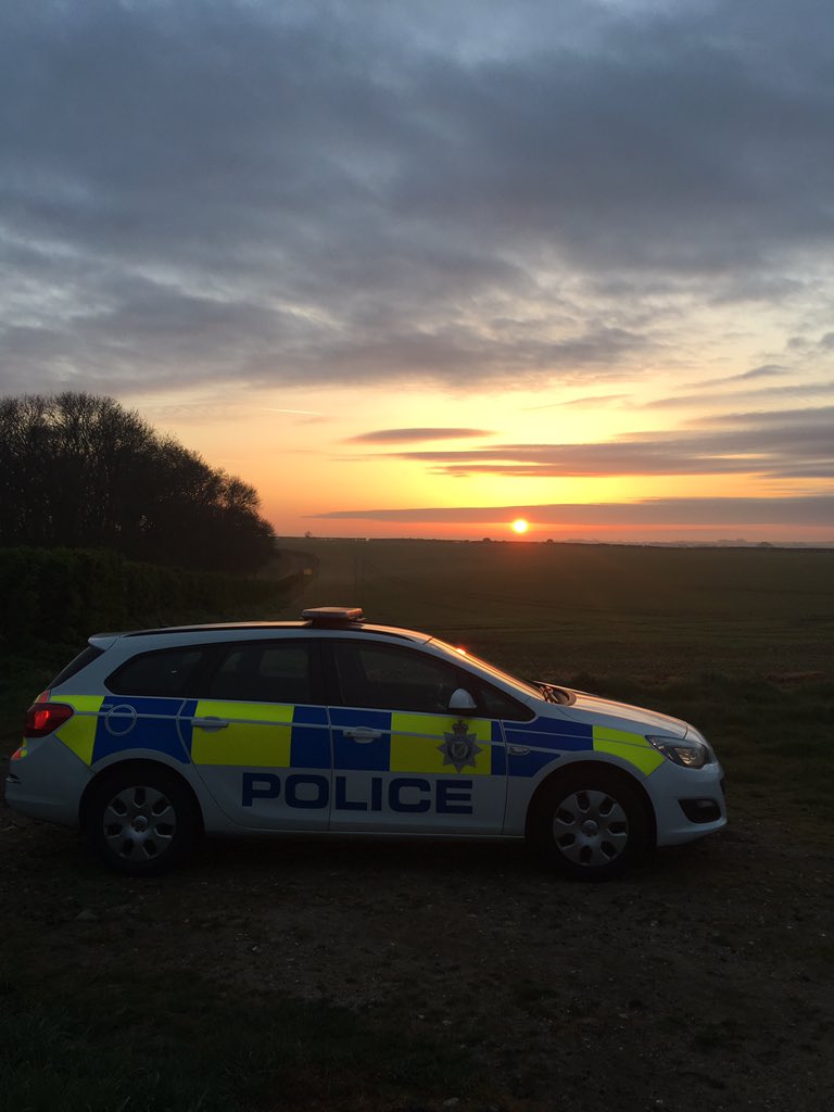 LincsPolice's tweet photo. #OnTheBeatWith @WoldsSgt: 'Glorious sunrise over the Wolds to see C Group into rest days' #ViewFromTheOffice https://t.co/984BWoznrV