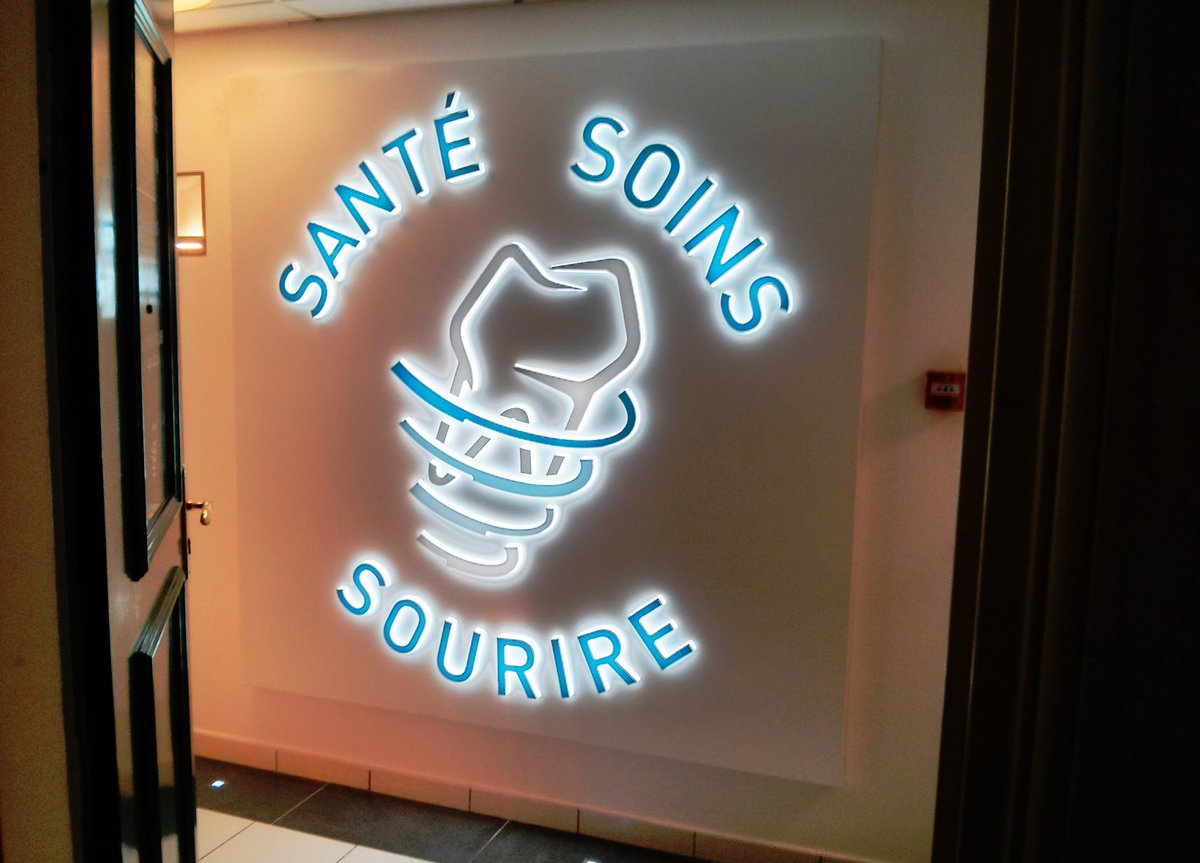 Changement de décor pour le cabinet dentaire des Dombes (01) où une #enseigne en #lettreLED Diamond vous accueille dès votre arrivée...