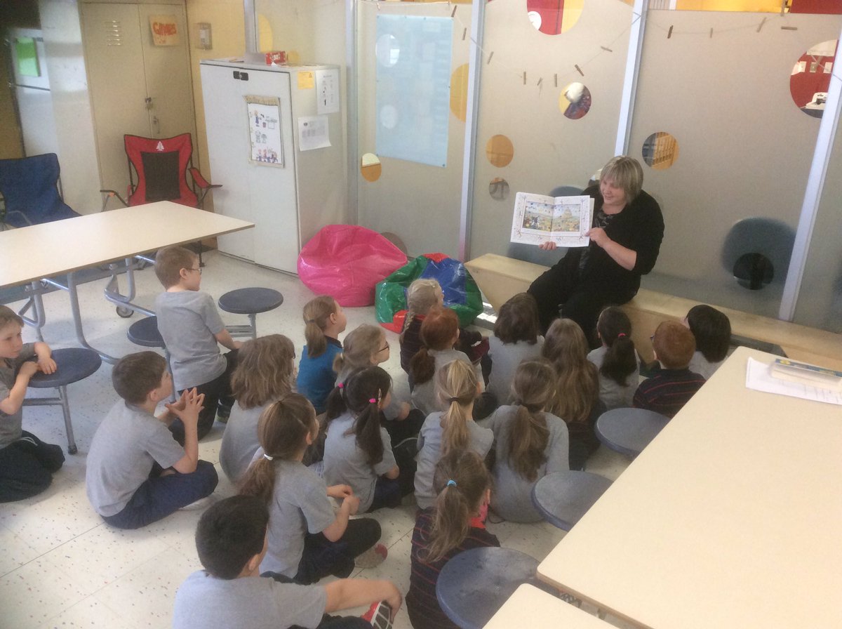 La journée #bonheurdelire est commencée au @CollegeCSB. Au menu: Expo-lecture et marathon de lecture!