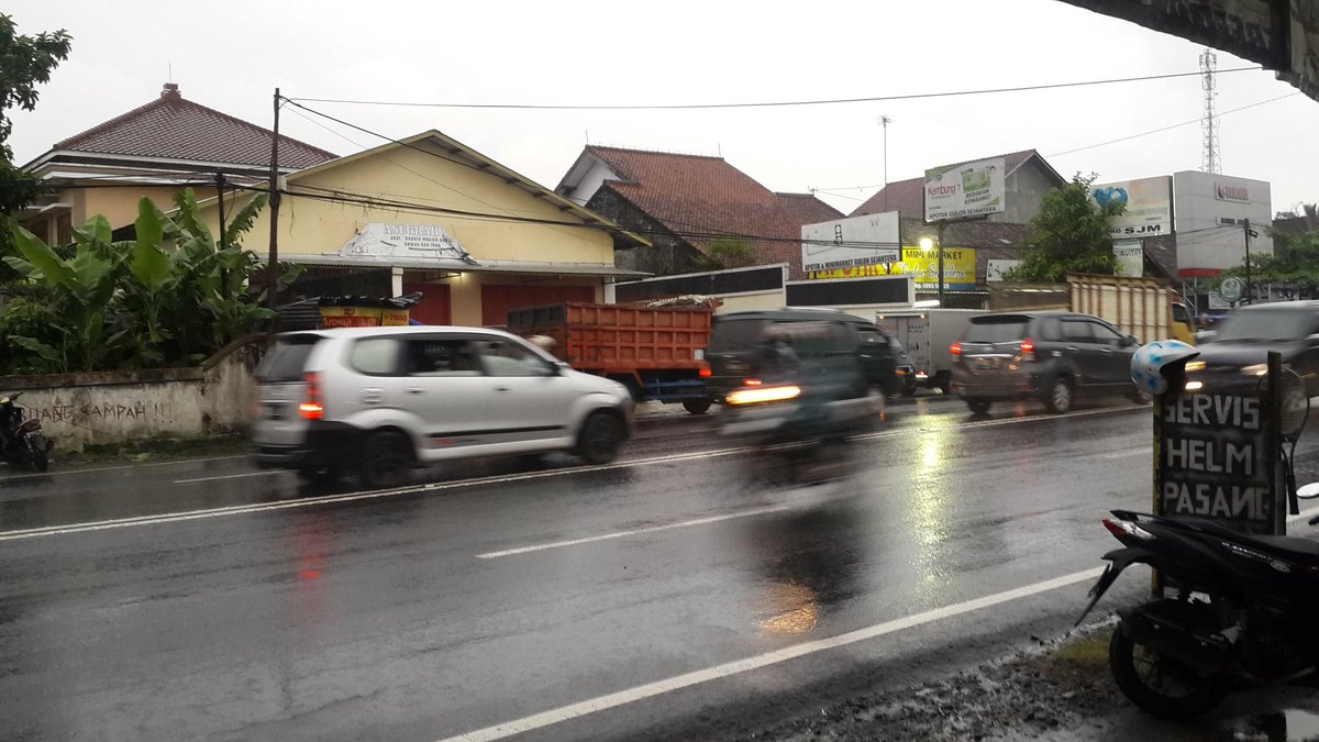 Bwt yg mw wiken ke jogja hati2...aspal licin n gerimis msh berlangsung..kend padat terpantau di jln raya salam #Muntilan #Magelang  #JOGJA