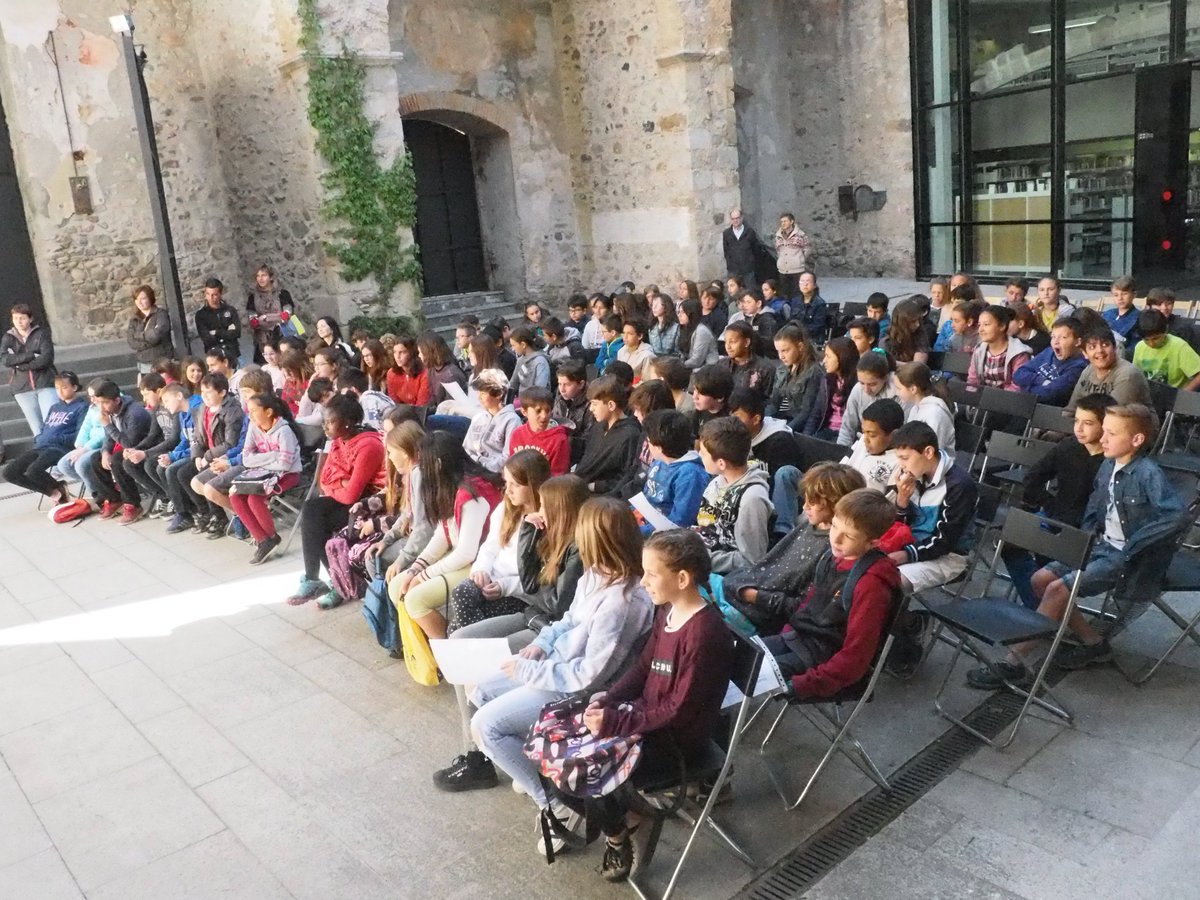 RadioSeu's tweet photo. Lectura en viu a càrrec dels alumnes de 6è de Primària dels centres educatius de #aSeu a la @BibSantAgusti. #Diada #alturgell https://t.co/xiYTHHI86F