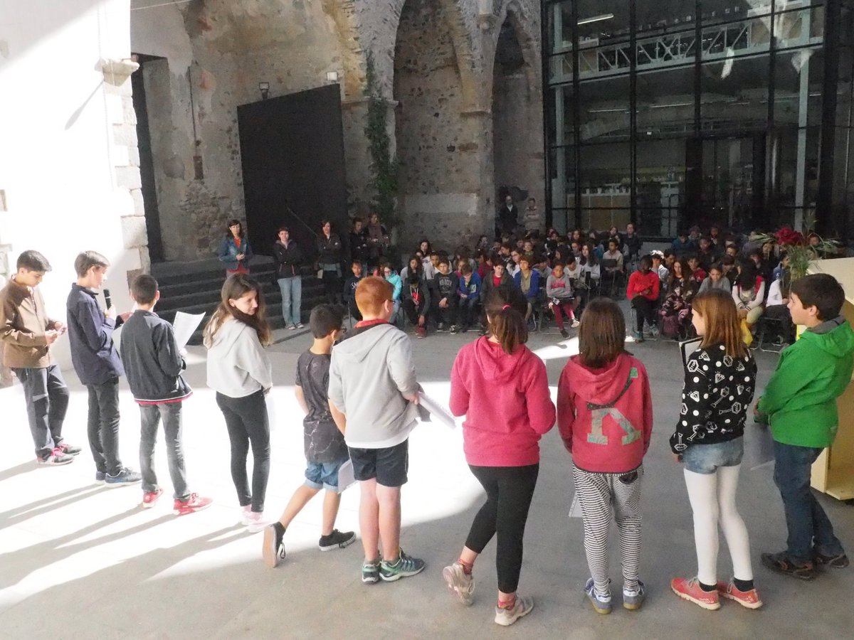 RadioSeu's tweet photo. Lectura en viu a càrrec dels alumnes de 6è de Primària dels centres educatius de #aSeu a la @BibSantAgusti. #Diada #alturgell https://t.co/xiYTHHI86F