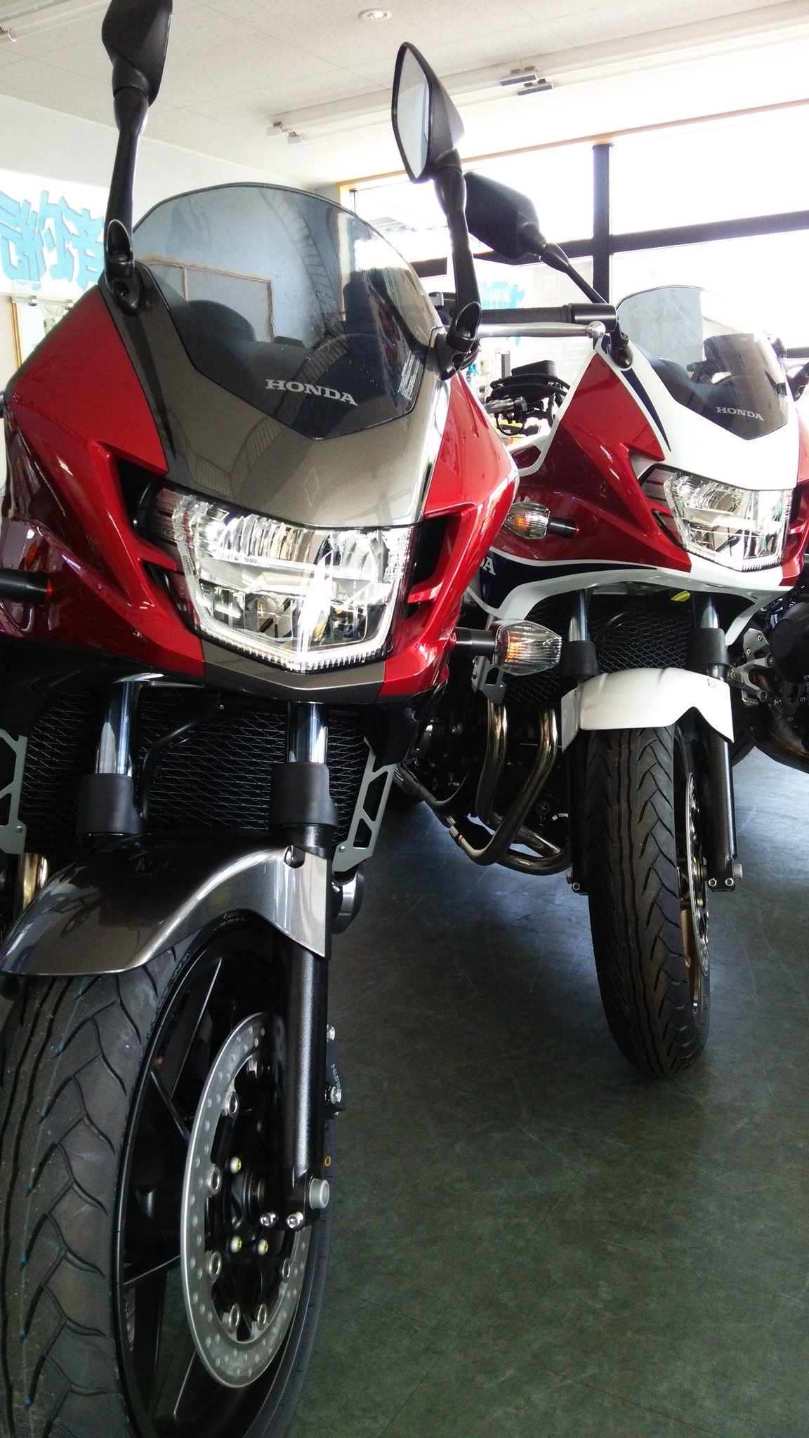 幸田のバイク屋 カモン レンタルバイクを度々ご愛用頂きました幸田町ｎ様が岩手に転勤 寂しくなります 明日以降も納車が多数 兄弟の様に並んだｃｂ１３００ｓｂ そしてｍｔ ０９を 中古の原付も沢山 学生さんをお迎えしますよ バイク屋