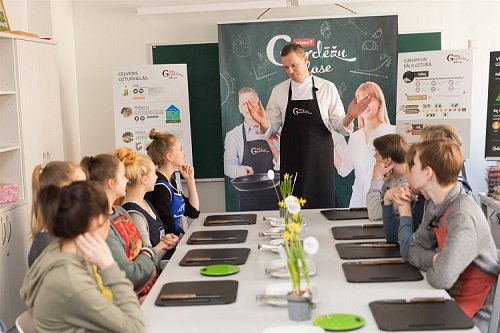 r6vsk's tweet photo. Vakar mūsu 7.a kopā ar LR Veselības ministri A.Čakšu un pāvāru N.Baranovski atklāja Rimi ēst gatavošanas konkursa "Gardēžu klase" finālu. https://t.co/vVZOrGZ1Xg