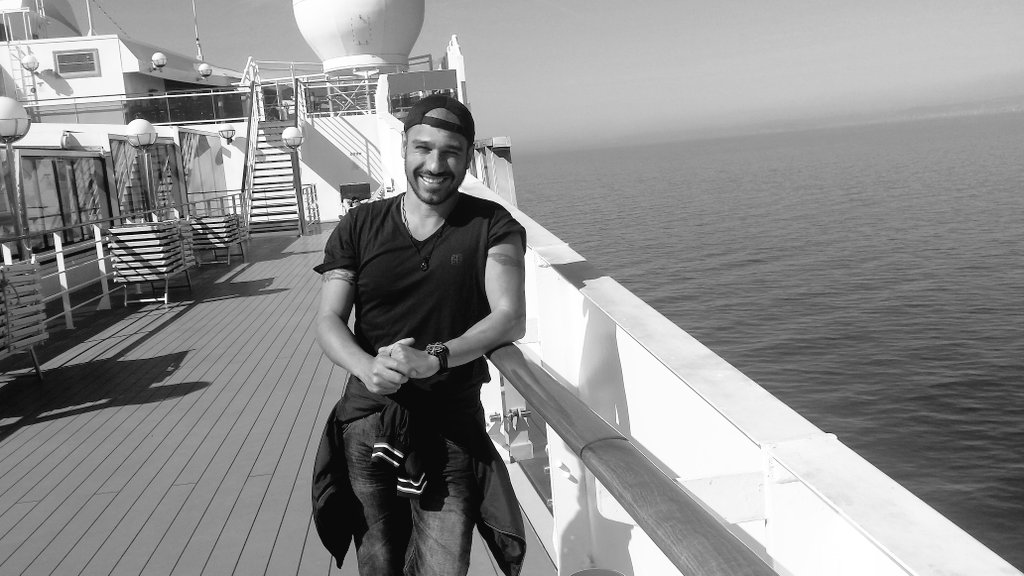 DottGuarino's tweet photo. #MSCCruiseShip #MSCCruiseShips #CruiseShipMSC #MSCFantasia #JOELSE #JOELESEPEL #ROCKER #SHOWMAN #singersongwriter #bestsinger #dotat #alpha https://t.co/WnDJ2a4aEE