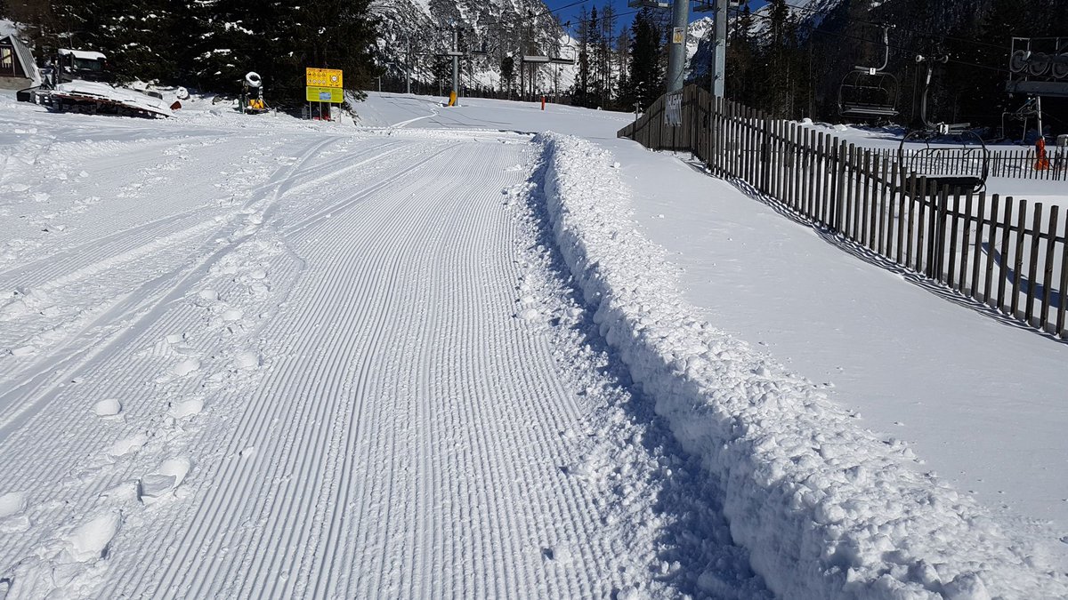 CrocusHotel's tweet photo. Priatelia, vyťahujte zimné bundy, čiapky a rukavice. Takúto nádielku prírodného snehu sme tu nemali ani v januári. 🎿 https://t.co/63a5Nhocss https://t.co/Rc9Gq6k22N