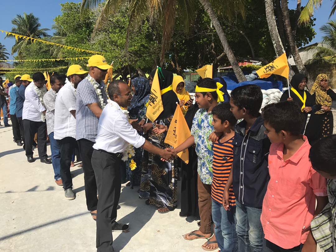 MDPYouth's tweet photo. MDP Leadership, MPs, Dhaaira Raeesun adhi Team ge beyfulhun #Laamu Ishdhoo inn hoonu maruhabba eh kiyafi

#LaamarukazeeRaajje https://t.co/0o0bctSk4l