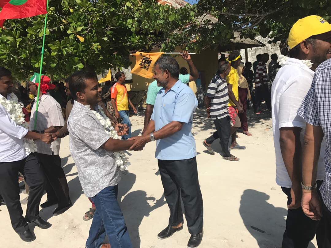 MDPYouth's tweet photo. MDP Leadership, MPs, Dhaaira Raeesun adhi Team ge beyfulhun #Laamu Ishdhoo inn hoonu maruhabba eh kiyafi

#LaamarukazeeRaajje https://t.co/0o0bctSk4l