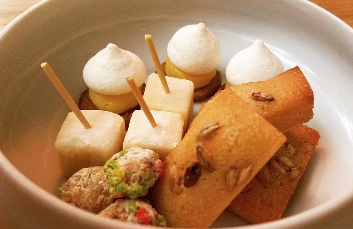 BotaniqueRestau's tweet photo. Des mignardises pour finir la semaine ? Anyone? 
Photo : @pinupencuisine https://t.co/fvW3mXFcHF