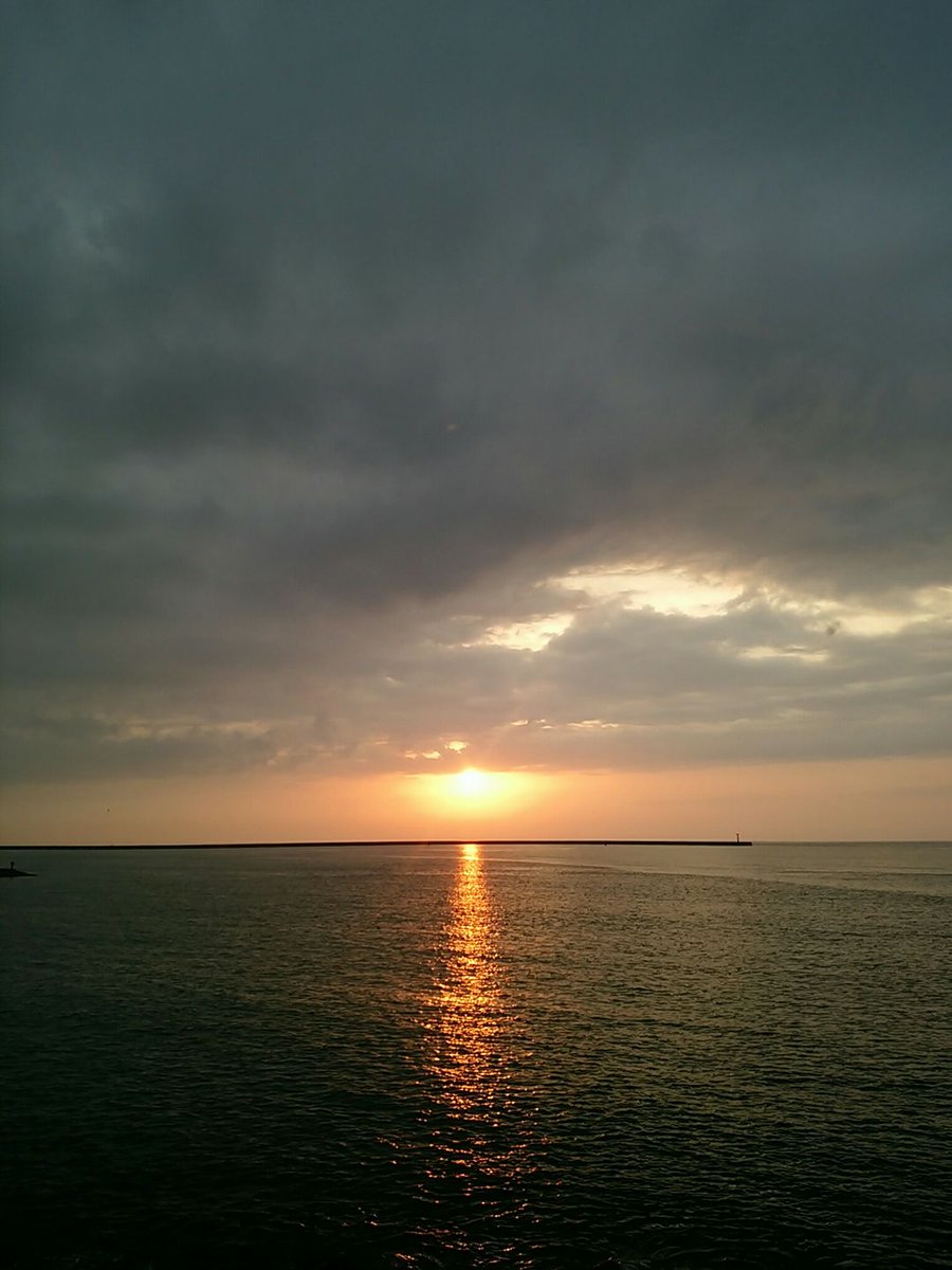 柏崎市元気発信課 On Twitter 柏崎写っ景 中央海岸の夕景 窓から見えた空がうっすらあかね色だったので 中央海岸に猛ダッシュe E ノ ノ 水平線近くで夕日が顔をのぞかせてくれました V ま