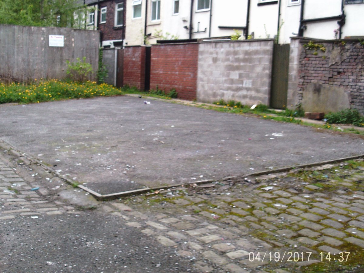 PrestonDr's tweet photo. Back of Bank Street in Radcliffe. Cleared and cleaned up yesterday @BuryCouncil @IrwellValley #workingtogether #bevigilant #reportflytipping https://t.co/i5dlrynzHv