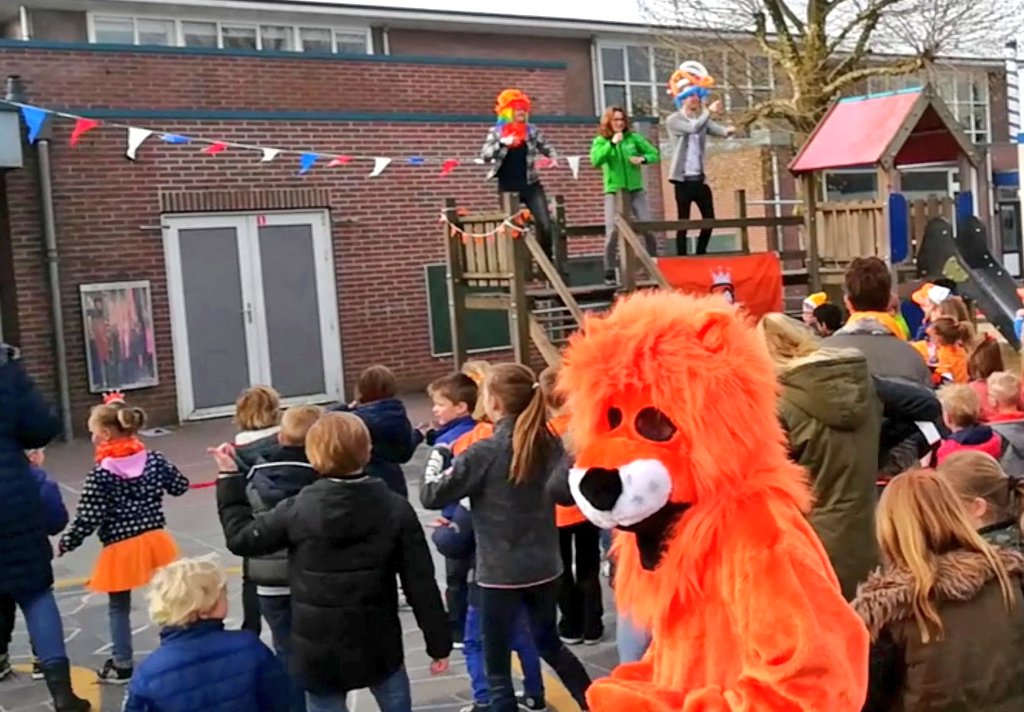 Lln <a href="/KZSchool/">Kerst Zwartschool</a> dansen sterren van de hemel bij okido dans tijdens opening <a href="/koningsspelen/">Koningsspelen NL</a> voor onze lieve gymjuf <a href="/Marieke_BW/">Marieke Beweeg Wijs</a> #RIP @BeweegWijs