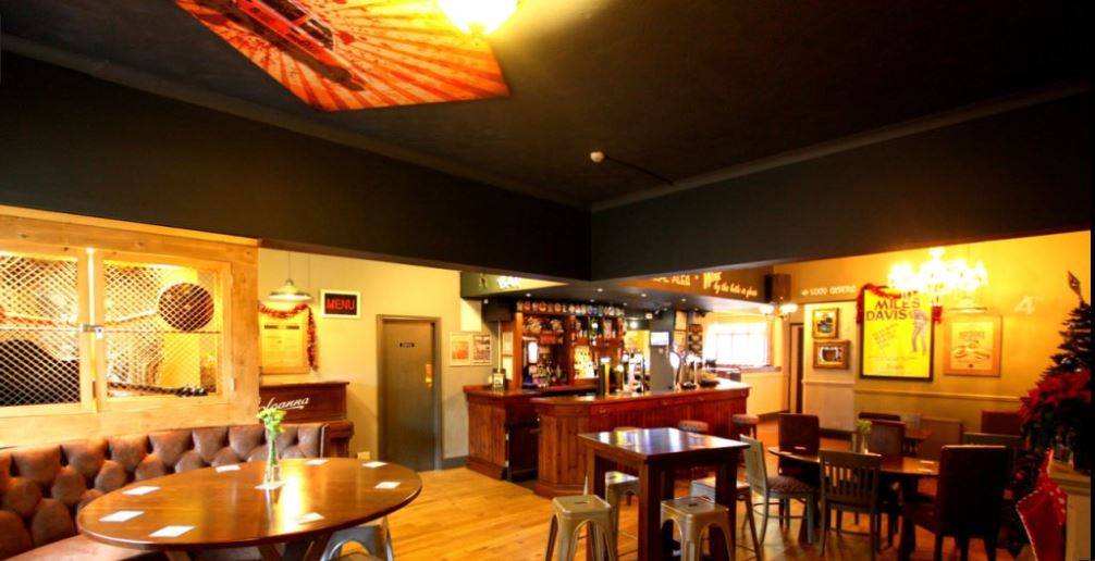 #FF our favourite #Lichfield pub @TheGeorgeIVLich. Real ales, quality live entertainment and Banger Bros gourmet hot dogs and burgers!