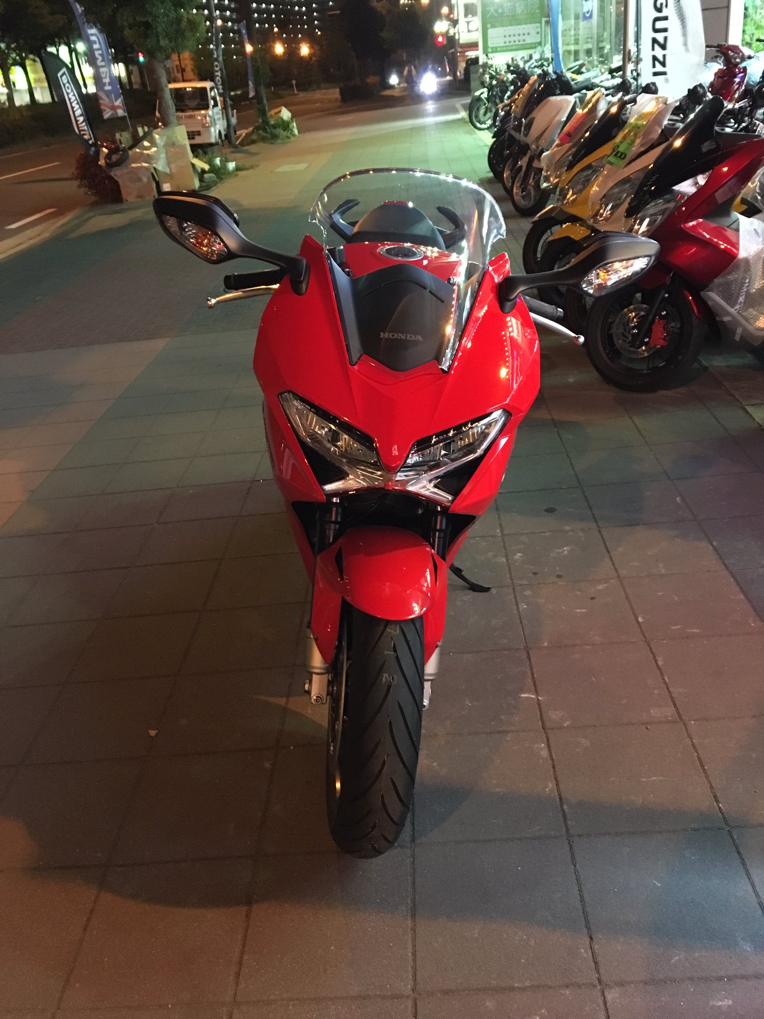 Saika Sr400 Vfr800f納車 吹っ飛ぶ加速 超安定 そして重いw こいつとなら日本中どこでも走れる 何気に街中走ってないから見かけたら結構レアですw 詳しい写真は明るい時に 納車直後の様子はモトブログに Honda Vfr800f 納車 Hondaのバイクは