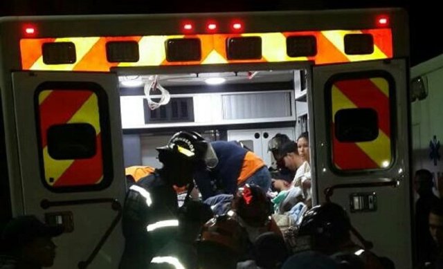 Evacúan a 54 niños de un hospital por violentas protestas en Caracas dlvr.it/NxkKF3