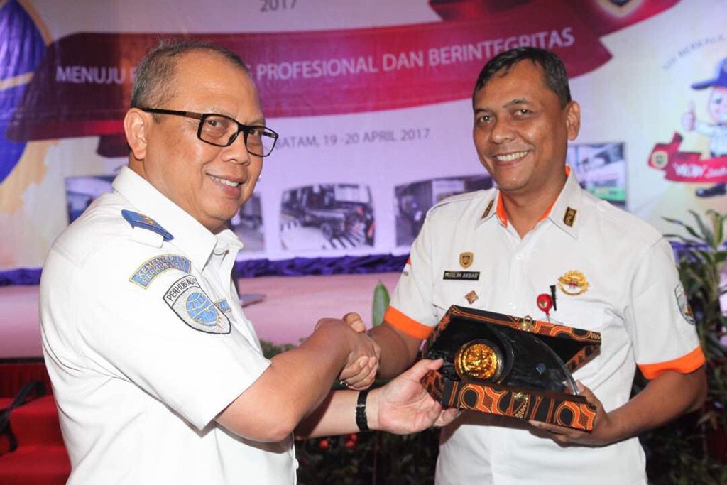 hubdat151's tweet photo. 5. Terakhir beliau menyampaikan pesan Menhub bhw peningkatan kualitas pelayanan kpd masy hrs slalu dilakukan scr terus-menerus. @kemenhub151 https://t.co/pB6y5VBfbg