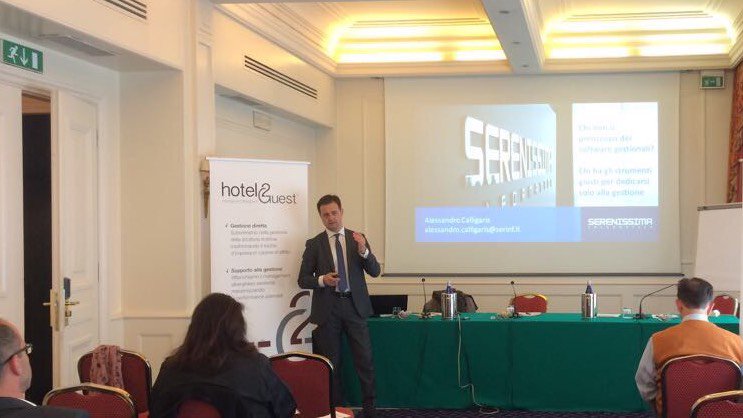 [Hotel Profit A to Z | Torino] Alessandro Calligaris inizia il suo speech: chi non si preoccupa dei software gestionali? #HotelSoftware