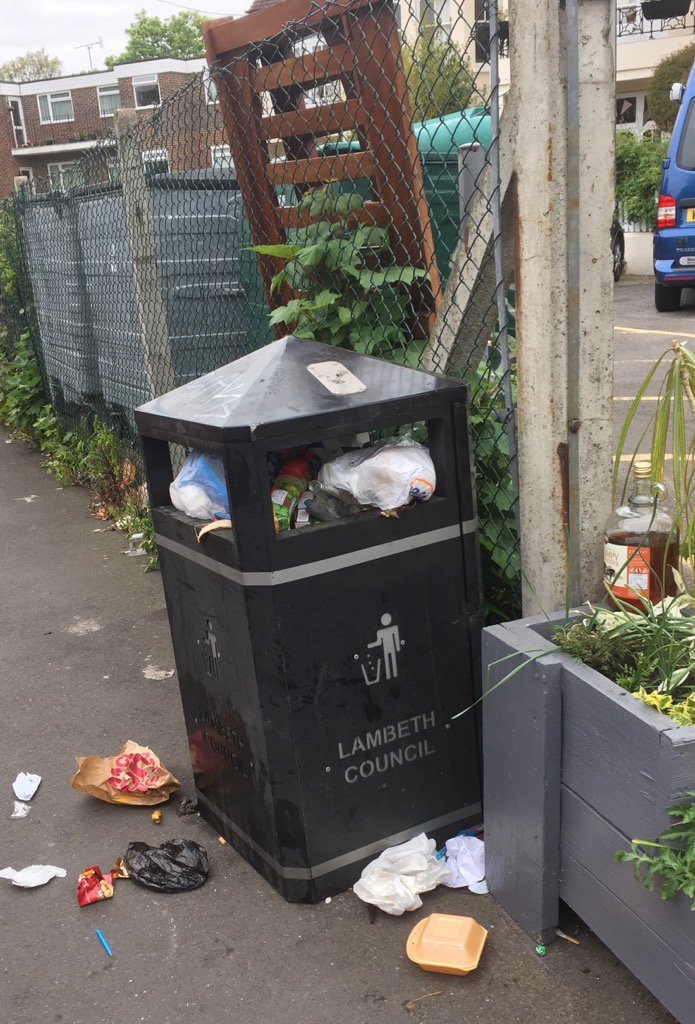 catherinerusse2's tweet photo. Not much point in a new bin at the end of Russell's Footpath @EnviroLambeth @lambeth_council if it's never emptied! https://t.co/kqWaiXWPeM