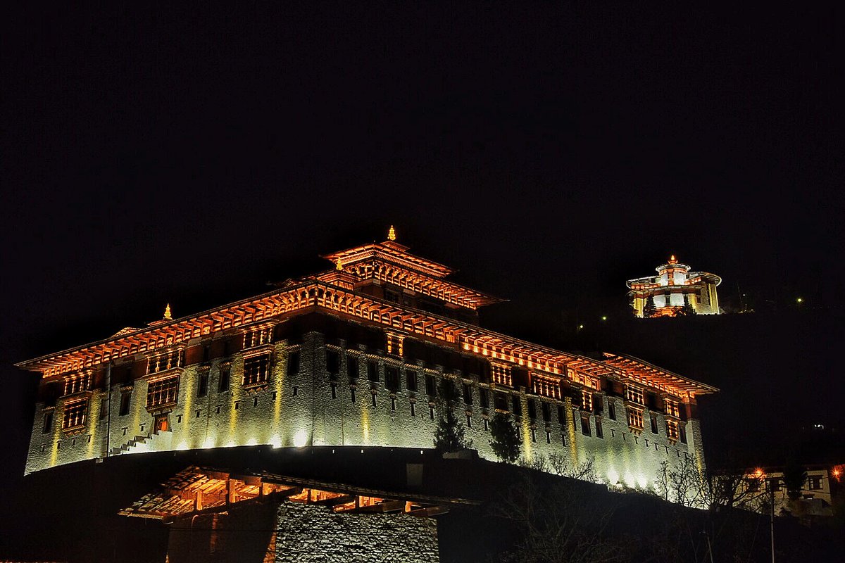 wandering_broke's tweet photo. Paro Dzong, the Bhutanese version of a fortress, illuminated at night https://t.co/UpzAJX088W
