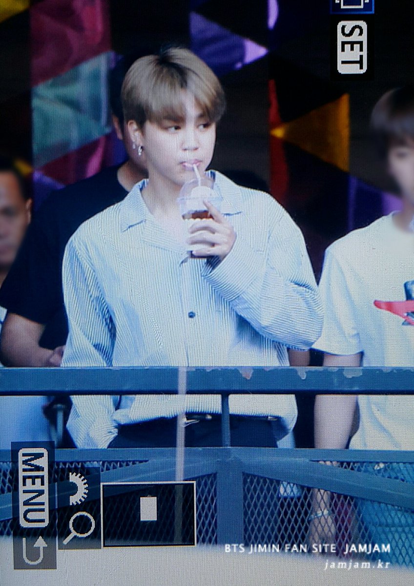 parkjamjam_kr's tweet photo. 170421 SHOW DC #JIMIN #지민 냠냠 https://t.co/Vmg26biErr