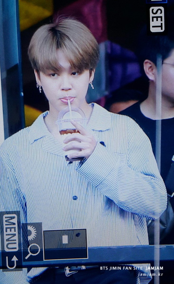 parkjamjam_kr's tweet photo. 170421 SHOW DC #JIMIN #지민 냠냠 https://t.co/Vmg26biErr