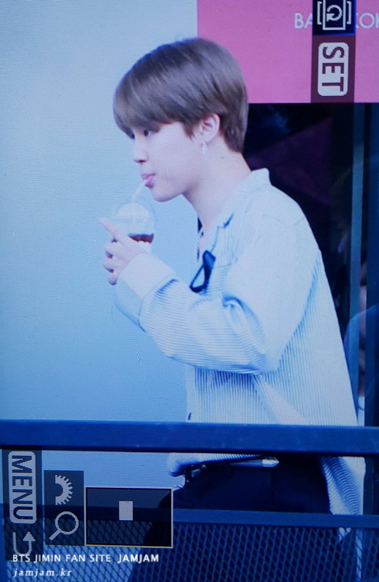 parkjamjam_kr's tweet photo. 170421 SHOW DC #JIMIN #지민 냠냠 https://t.co/Vmg26biErr