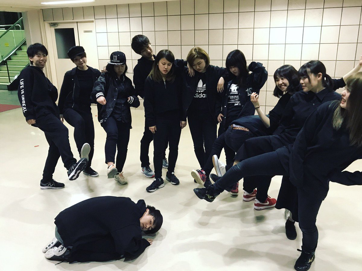 Fmu Zacc Charlston Clappers 医学部2年奥口大充率いる12人のhiphopユニットです 男子は 佐々木希結婚の悲しみを 女子は東方神起ユンホ復帰の喜びを ダンスで繊細かつ情熱的に表現します それでは新入生の皆さん エントランスでお会いしましょう Fmu Zacc Charlston Clappers 医学部2年奥口大充率いる12人のhiphopユニットです 男子は 佐々木希結婚の悲しみを 女子は東方神起ユンホ復帰の喜びを ダンスで繊細かつ情熱的に表現します それでは新入生の皆さん エントランスでお会いしましょう