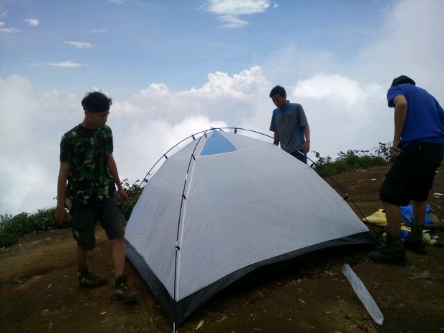 Sibuk pasang tenda #penikmatalam <a href="/PendakiCantik/">PendakiCantik</a> <a href="/PendakiHijabers/">Hijab Hikers</a> @cikurayhikers <a href="/Info_cikuray/">IG : TAPAKGEUROT</a> <a href="/CikiCiki_Adv/">CIKICIKI ADVENTURE</a>