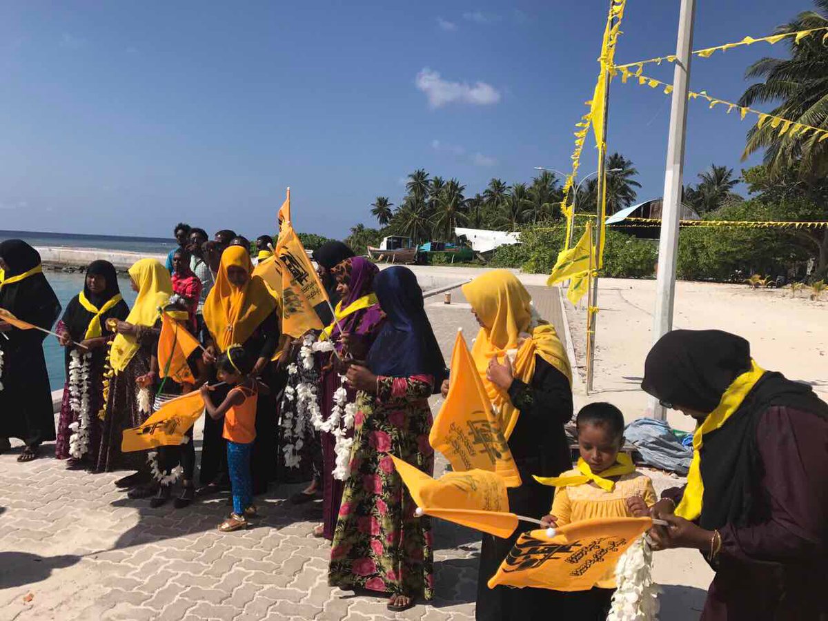 MDPYouth's tweet photo. MDP Leadership, MPs, Dhaaira Raeesun adhi Team ge beyfulhun #Laamu Ishdhoo inn hoonu maruhabba eh kiyafi

#LaamarukazeeRaajje https://t.co/cpnP1IkHAP