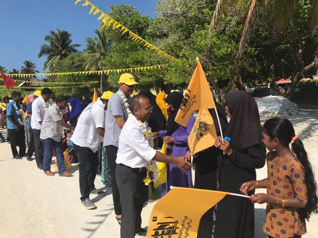 MDPYouth's tweet photo. MDP Leadership, MPs, Dhaaira Raeesun adhi Team ge beyfulhun #Laamu Ishdhoo inn hoonu maruhabba eh kiyafi

#LaamarukazeeRaajje https://t.co/ToOjys5Alg