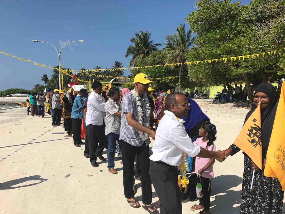 MDPYouth's tweet photo. MDP Leadership, MPs, Dhaaira Raeesun adhi Team ge beyfulhun #Laamu Ishdhoo inn hoonu maruhabba eh kiyafi

#LaamarukazeeRaajje https://t.co/ToOjys5Alg