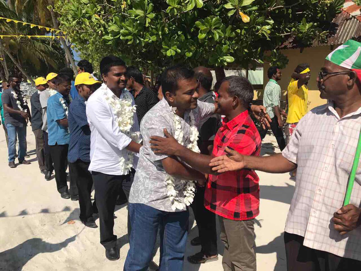 MDPYouth's tweet photo. MDP Leadership, MPs, Dhaaira Raeesun adhi Team ge beyfulhun #Laamu Ishdhoo inn hoonu maruhabba eh kiyafi

#LaamarukazeeRaajje https://t.co/NC2r6kPwZC