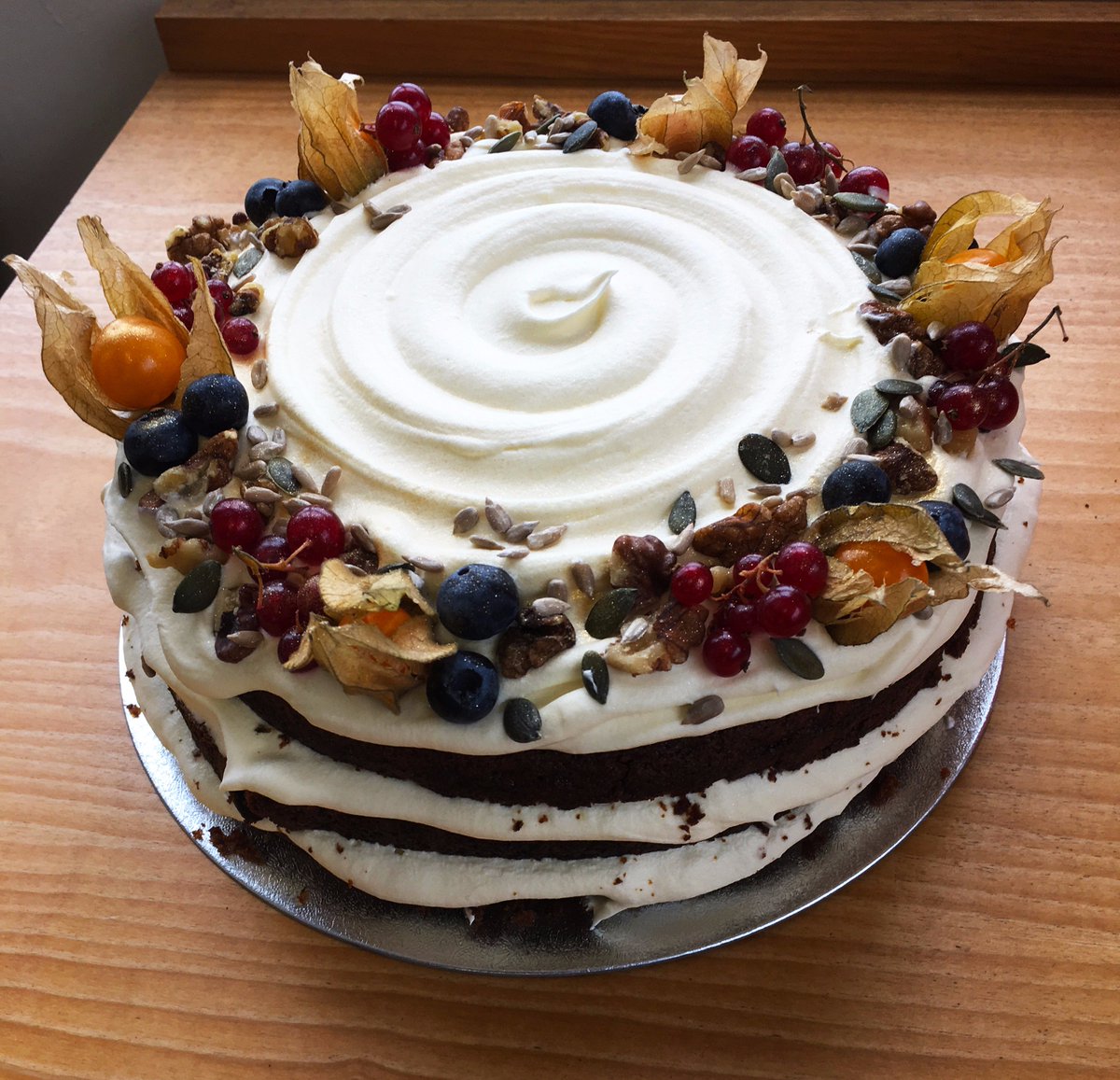 GrabbitandRunCo's tweet image. It really is a beautiful cake! @LintonKitchen We can't wait to get stuck in 🎂🍰#FridayFeeling #courier