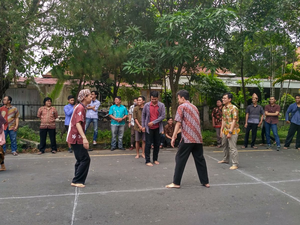 gamatechno's tweet photo. Seru seruan Hari Kartini bersama Heroes Gamatechno di kantor L2 #gtNews https://t.co/6O6WPpKtPg