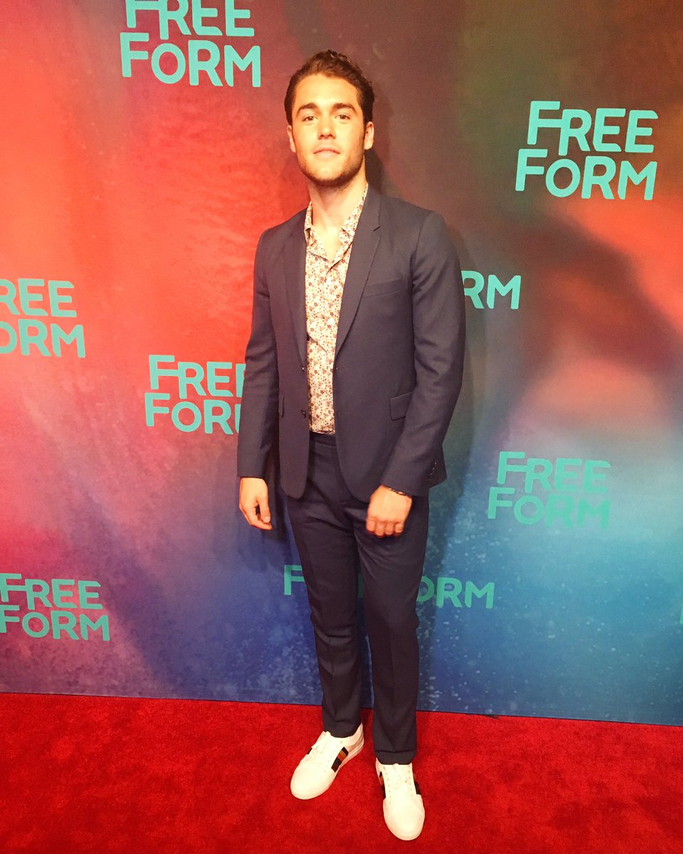 _FamousInLoveFR's tweet photo. #NEWS Une partie du cast de #FIL hier à la #freeformupfront https://t.co/pvXlfPsq3S