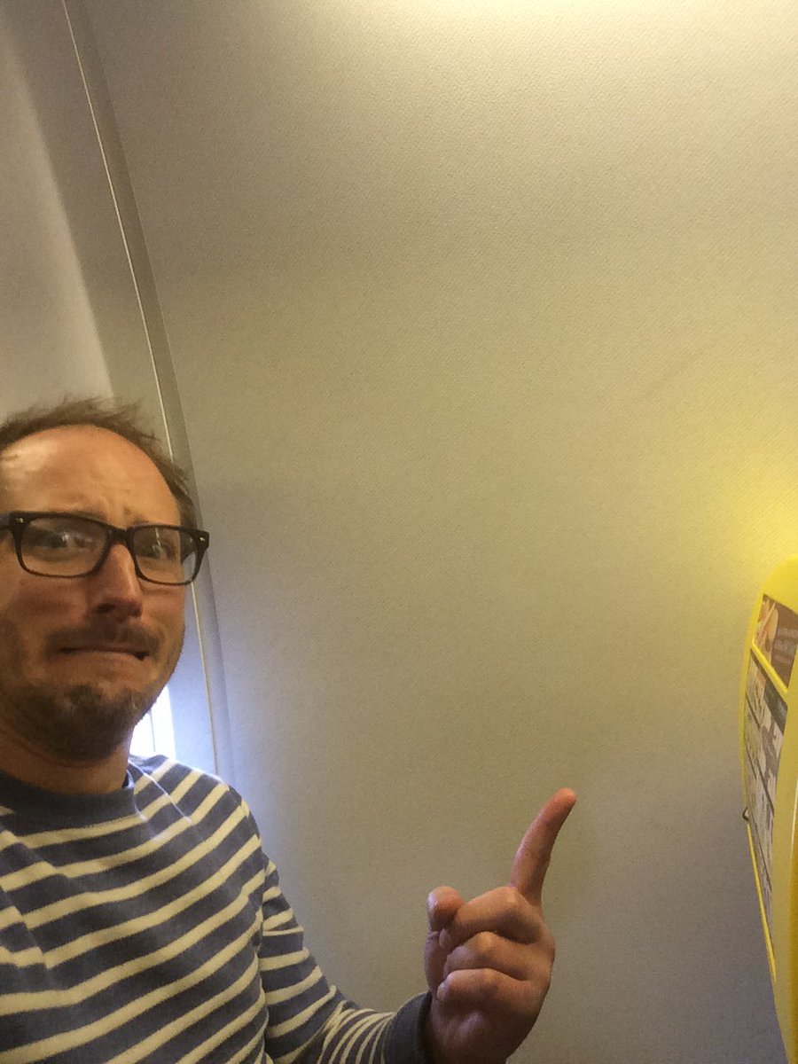 OtgerPerich's tweet photo. On the Ryanair to Girona #windowfail #ryanair https://t.co/L2rbTBS3C0