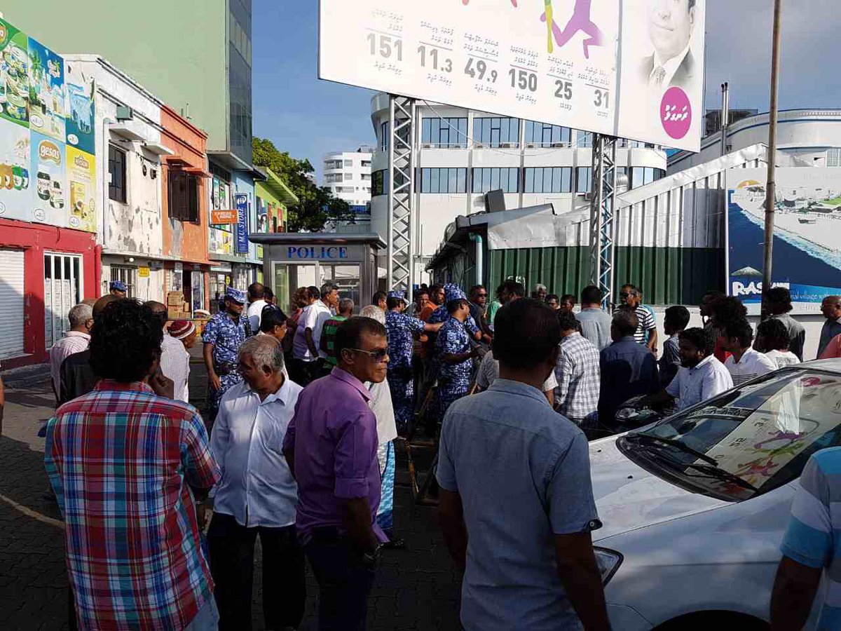 MDPYouth's tweet photo. JP ge Leader Qasim Ibrahim Muhdhathah #CriminalCourt ah khaaziru kurun #HappeningNow near Local Market https://t.co/8ves8h5c0B
