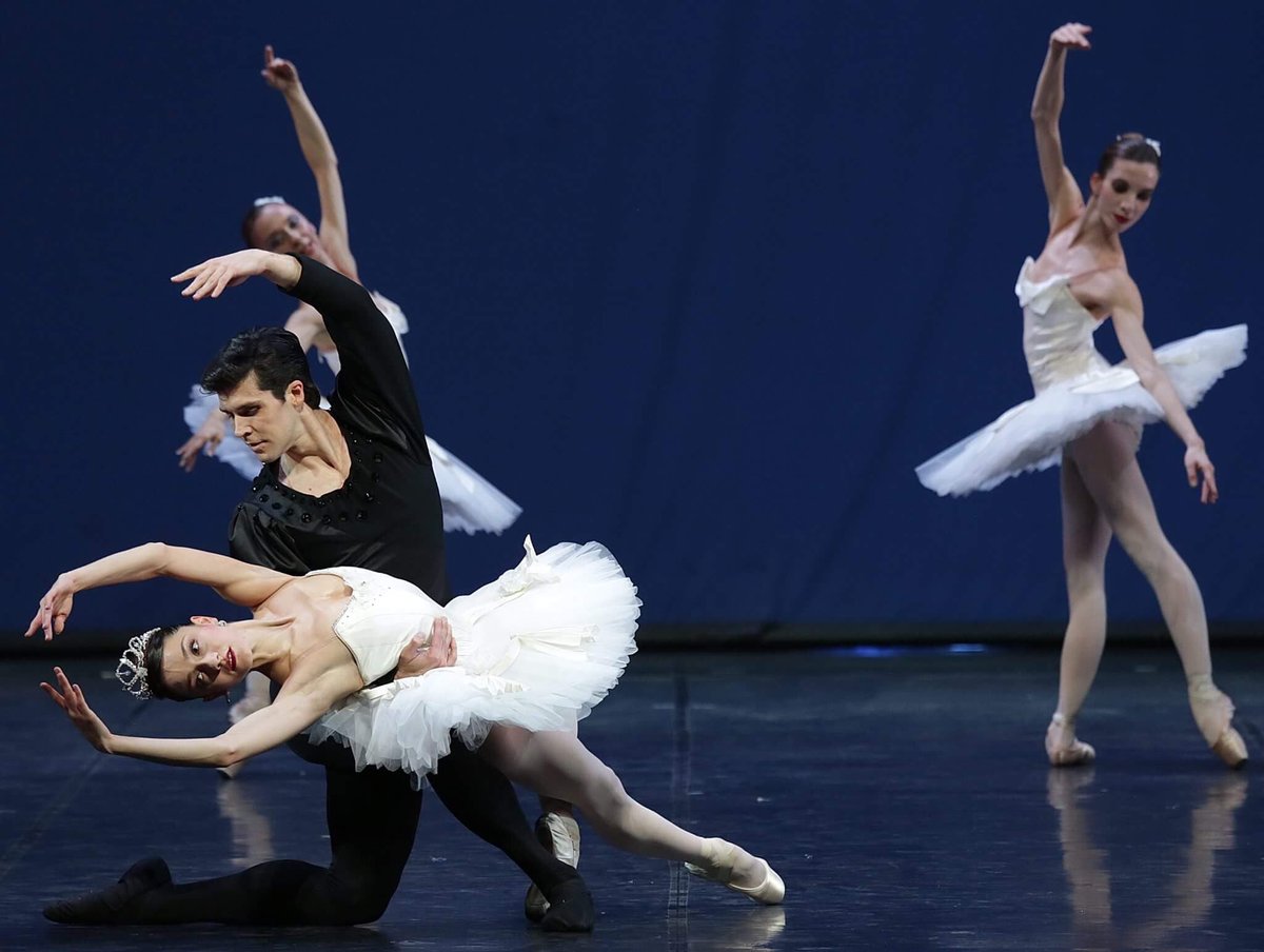 teatroallascala's tweet photo. Tonight at 8 pm on stage the triple bill of ballets La Valse / Symphony in C / Shéhérazade https://t.co/SHWAinLVEy https://t.co/BuHKUGOgb0